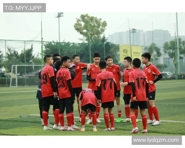 追逐梦想的脚步加油向未来的足球明星们一起奋勇前行